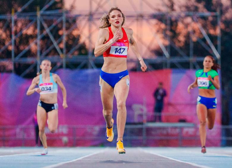 Martina Weil, durante la final de los 400 metros planos de los Juegos Suramericanos Santa Fe 2026, prueba en la que conquistó el oro y estableció récord de las justas. FOTO: X-PANAMSPORTS