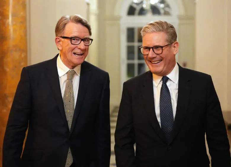 Keir Starmer conversa con Peter Mandelson en Washington en 2025; el exembajador fue arrestado en 2026 por presunta conducta indebida en cargo público en medio de investigaciones por sus vínculos con Jeffrey Epstein. FOTO: AFP.