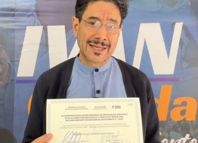 Iván Cepeda recibió la credencial que lo acredita como senador para el periodo 2026-2030 en representación del Estatuto de la Oposición. Foto: Captura de video redes sociales @IvanCepedaCast