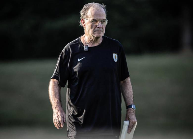 Marcelo Bielsa en medio de su última practica con Uruguay para enfrentar a Colombia. FOTO: CUENTA DE X @Uruguay