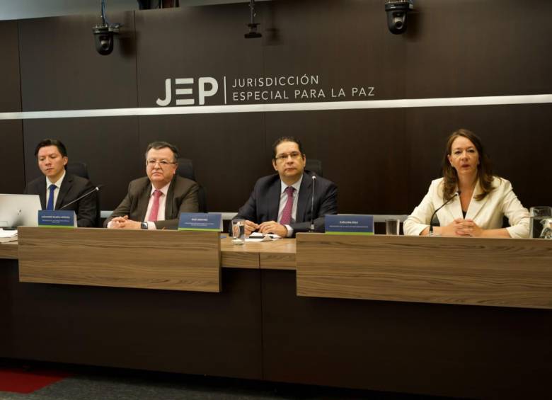 Magistrados de la Jurisdicción Especial para la Paz (JEP). De izquierda a derecha: Óscar Parra, Alejandro Ramelli (presidente del tribunal), Raúl Sánchez y Catalina Díaz. Foto: JEP.