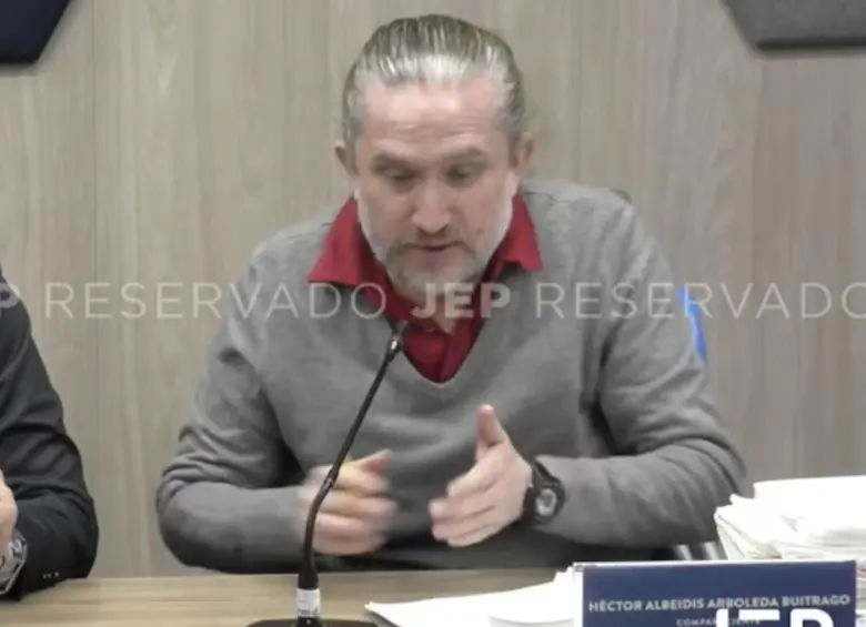 Héctor Albeidis Arboleda Buitrago, más conocido como alias El Enfermero o El Médico, en medio de una audiencia con la JEP, hablando sobre los casos de aborto. FOTO: JEP