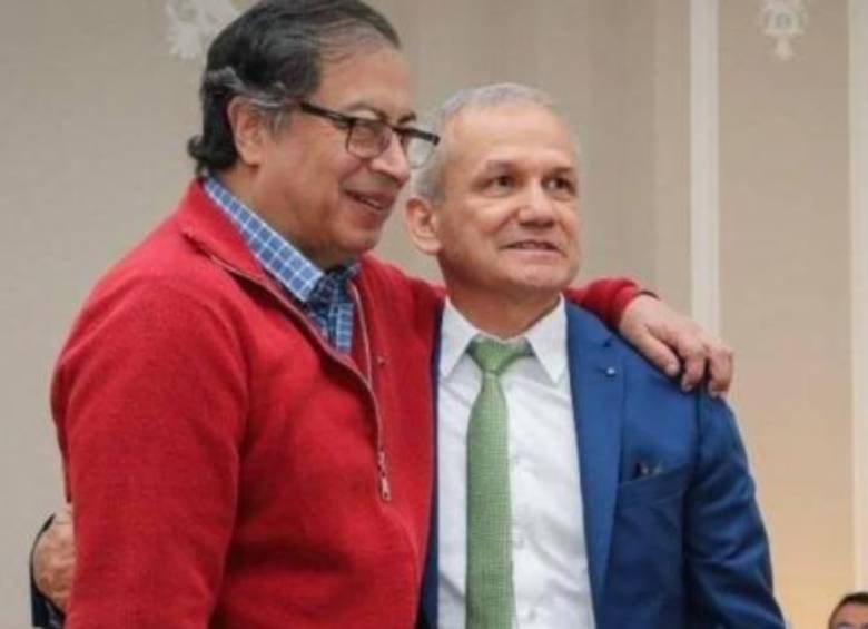 Carlos Ramón González, exdirector del DAPRE, junto al presidente Gustavo Petro. Foto: Colprensa
