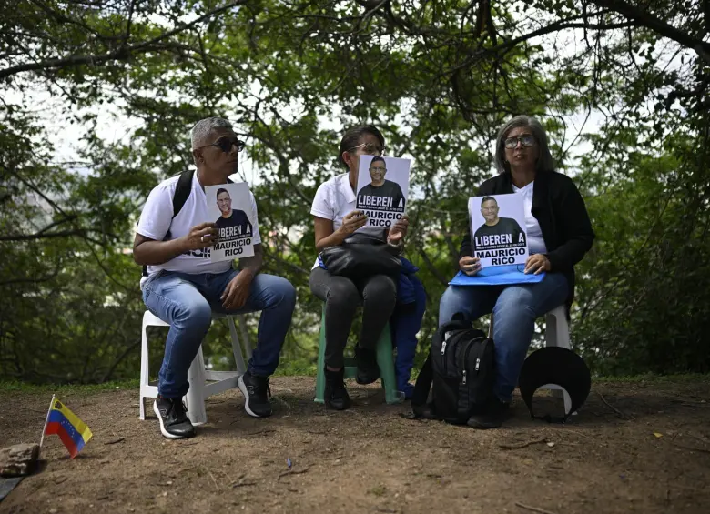 La reunión se llevó a cabo frente a la sede diplomática estadounidense, en una zona acomodada de Caracas. FOTO: AFP