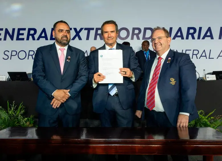 El presidente de la Organización Panamericana de los Deportes, el chileno Neven Ilic (al centro de la foto), sostiene el sobre que anunció la ciudad ganadora para acoger los Juegos. Foto: Tomada del x de @PanamSports