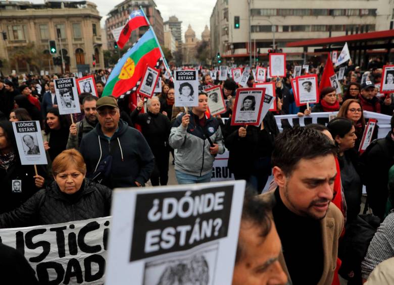 Marchas contra Pinochet y pidiendo respuestas por los desaparecidos en la dictadura. FOTO<b> Afp</b>