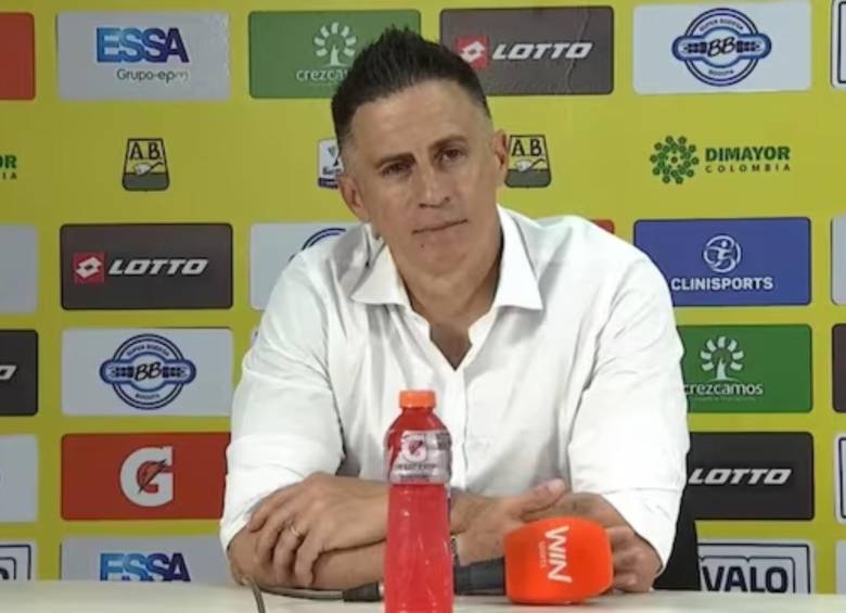 El director técnico de Independiente Santa Fe, el uruguayo de 49 años, Pablo Peirano. FOTO: CAPTURA RUEDA DE PRENSA DIMAYOR