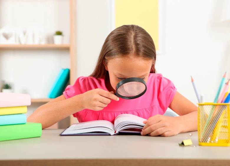 La miopía afecta cada vez a más niños y jóvenes en el mundo, impulsada por el uso prolongado de pantallas y la falta de exposición a la luz natural. FOTO Getty