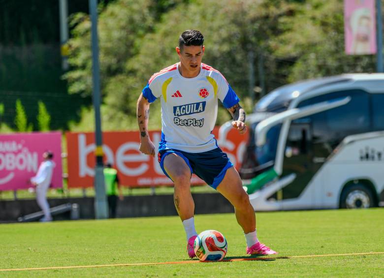 El futbolista James Rodríguez, capitán de la Selección Colombia, fue uno de los primeros que llegó al “campamento” que hicieron los futbolistas en la sede de Atlético Nacional en el Oriente Antioqueño. Foto: Cortesía FCF