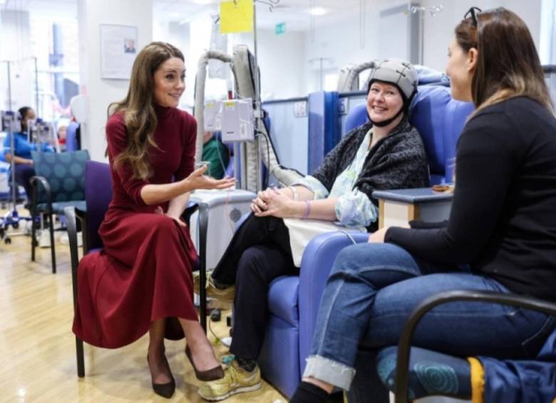 Kate Middleton, más conocida como la princesa Catalina, de Gales, visitando los pacientes con cáncer del Royal Marsden Hospital de Londres. FOTO: AFP