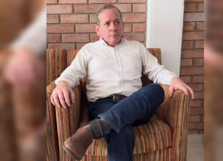 Así fue “liberado” Juan Pablo Guanipa en su residencia, donde porta una tobillera electrónica. Foto: redes sociales 