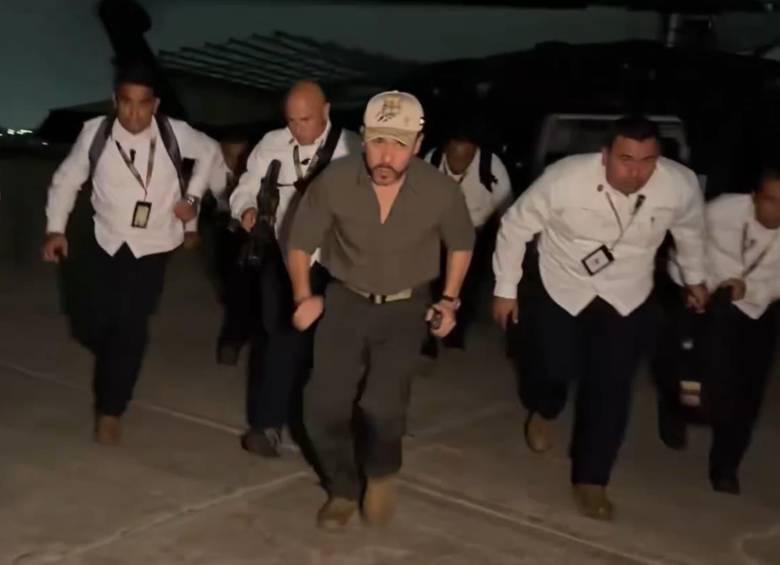 El presidente Abelardo de la Espriella desciende de un helicóptero rodeado de su esquema de seguridad en Santa Marta. Foto: Captura de video.