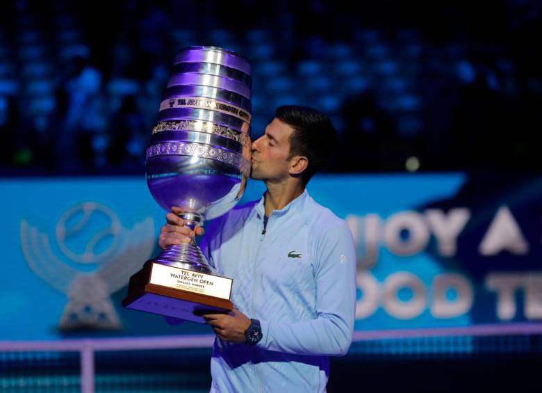 El serbio Novak Djokovic celebra el título alcanzado en Tel Aviv, su tercer trofeo del año. FOTO: EFE