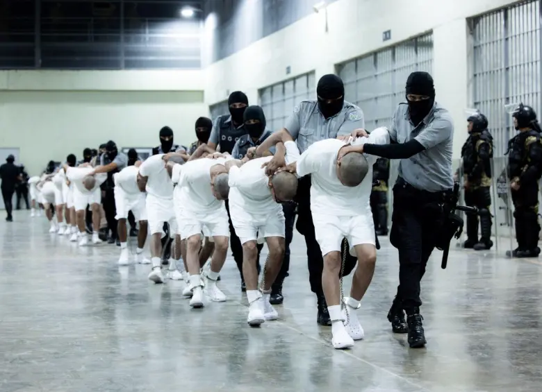 A las cárceles de El Salvador han sido llevados 90.200 presuntos pandilleros de los cuales 8.000 han salido libres tras ser declarados inocentes. Foto: Getty Images