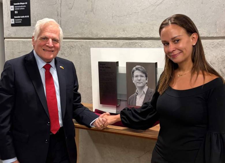 Uribe Londoño y Tarazona en el homenaje a Miguel Uribe Turbay en la Universidad de los Andes. Un día después, ella dio una entrevista en la que se evidenciaron tensiones. FOTO Cortesía Miguel Uribe Londoño.