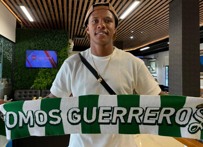 Yairo Moreno, de 29 años, sosteniendo una bufanda de Santos Laguna. FOTO: Tomada de X @ClubSantos