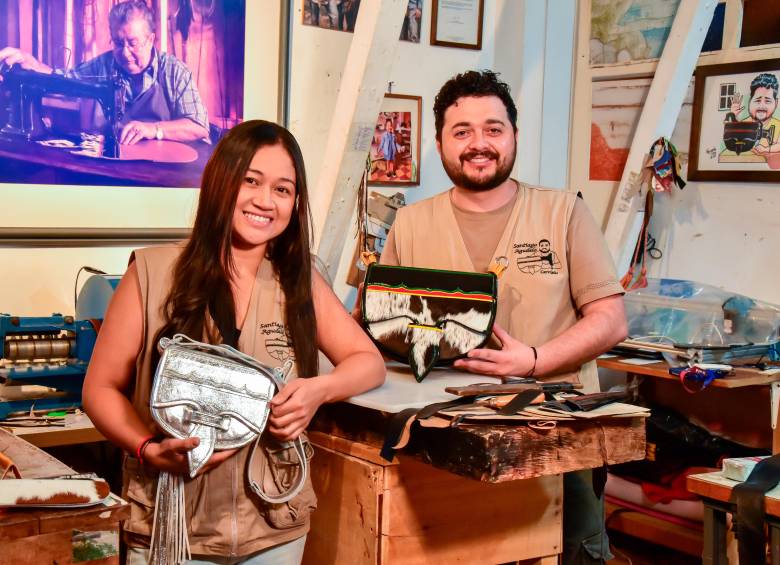 Junto a su esposa, Yesica Correa, Santiago se ha encargado de resguardar el carriel antioquieño. Su taller está ubicado a una cuadra del Parque Principal de Jericó. FOTO Cortesía