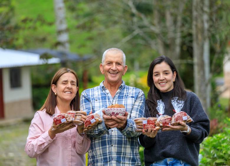 La receta de las galletas la tiene Eduardo Marín, quien junto con su esposa e hijas, se ha encargado de mantener la tradición. FOTO Camilo Suárez