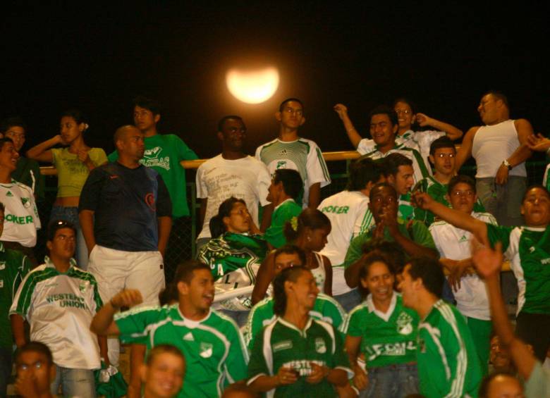 Los hinchas del Cali le dan una mano a su equipo en este momento complicado. FOTO ARCHIVO COLPRENSA
