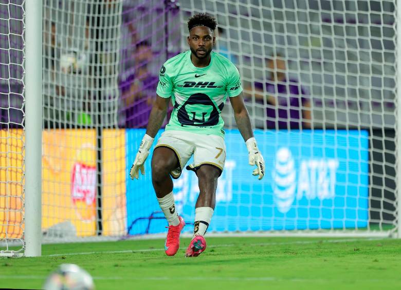 El lateral exverdolaga Álvaro Angulo debió asumir la portería los dos últimos minutos del partido. Foto: GETTY.