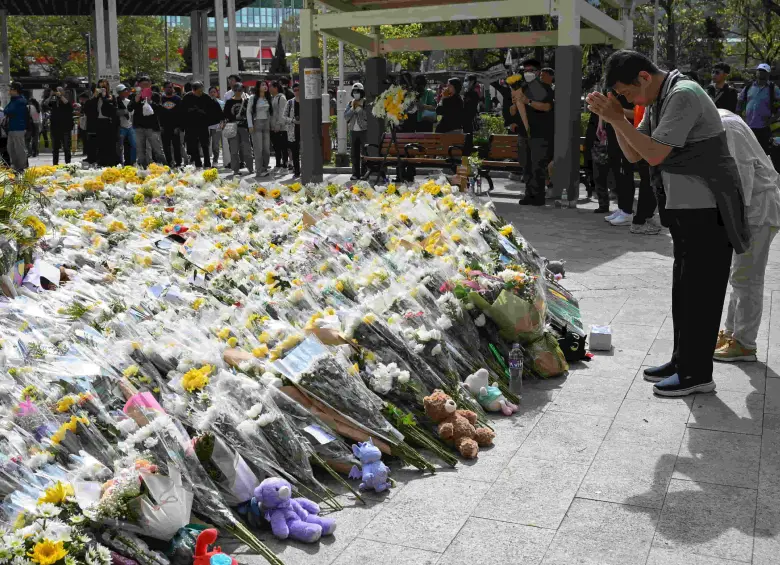 Miles de ciudadanos en Hong Kong han rendido homenaje a las víctimas mientras avanza la investigación por el incendio. FOTO: AFP