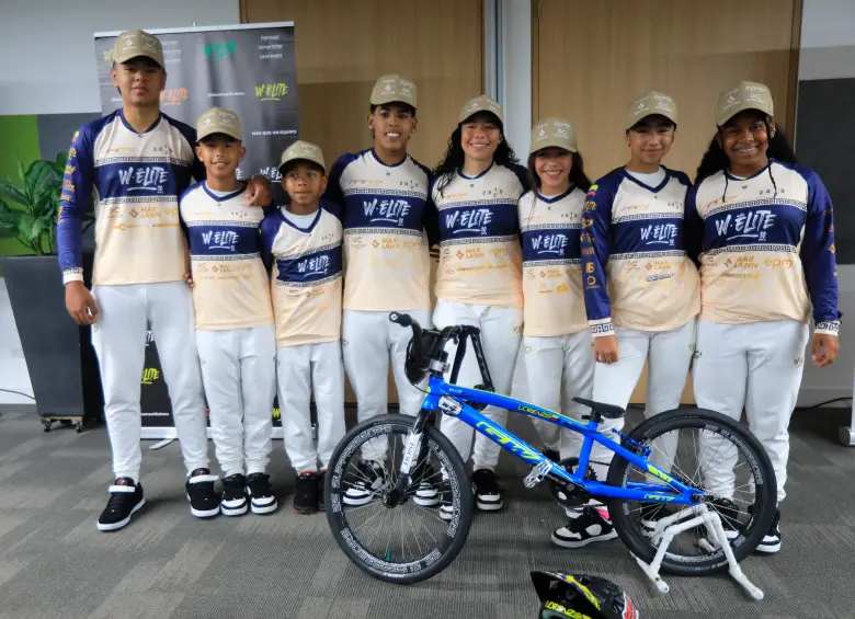 Thomas Táquez, Lorenzo Idárraga, Jhoel Quinto, Juan José Arango, Mariana Peña, Isabella García, Antonella Puyo y Sharick Salguero, los integrantes del equipo W Élite para la temporada 2025. FOTO ESNEYDER GUTIÉRREZ