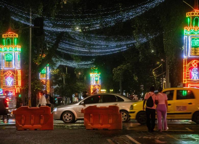 A pesar de que el tráfico fue desviado, las multitudes que caminan por los alumbrados del río no se han visto en la Avenida La Playa. FOTO: Esneyder Gutiérrez