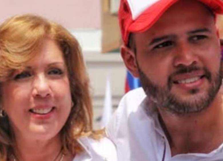 Jairo y su madre en medio de una campaña política. FOTO: Tomada de redes sociales @jairopradoroldan