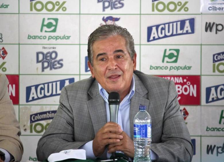 Jorge Luis Pinto, de 71 años, en una rueda de prensa con su anterior club, el Deportivo Cali. FOTO: COLPRENSA