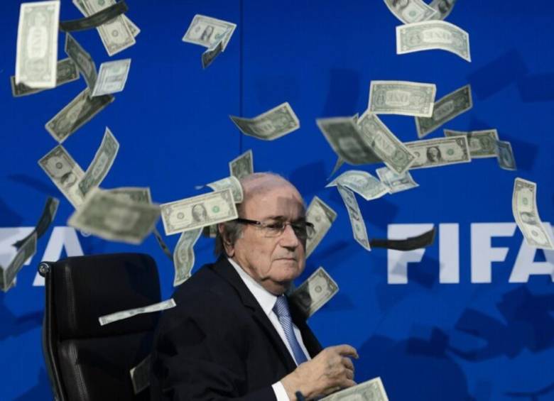 El expresidente de la Fifa, Joseph Blatter, recibió una gran cantidad de billetes falsos por parte de un comediante que se los tiró y lo señaló de corrupto. FOTO: AFP