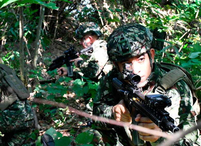 Los militares se desplegaron en la zona del bombardeo, para buscar cadáveres y terroristas heridos. FOTO: CORTESÍA EJÉRCITO.