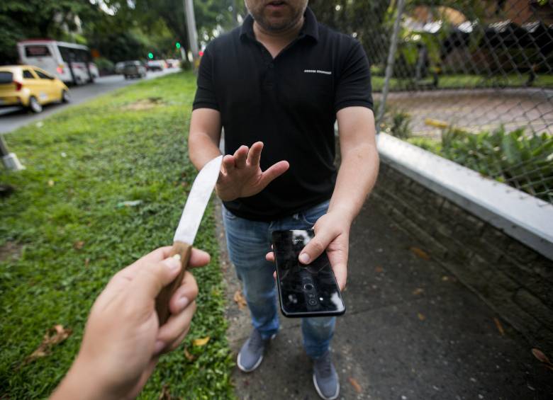 Imagen dramatizada para ilustrar el robo de celular con arma blanca. Foto: EL COLOMBIANO