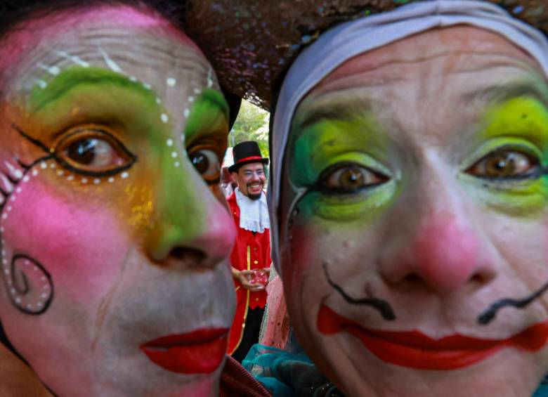 Acróbatas, malabaristas, clowns, ilusionistas y artistas urbanos protagonizan funciones cargadas de destreza, humor y asombro, diseñadas para cautivar tanto a niños como a adultos. Foto: Manuel Saldarriaga Quintero.