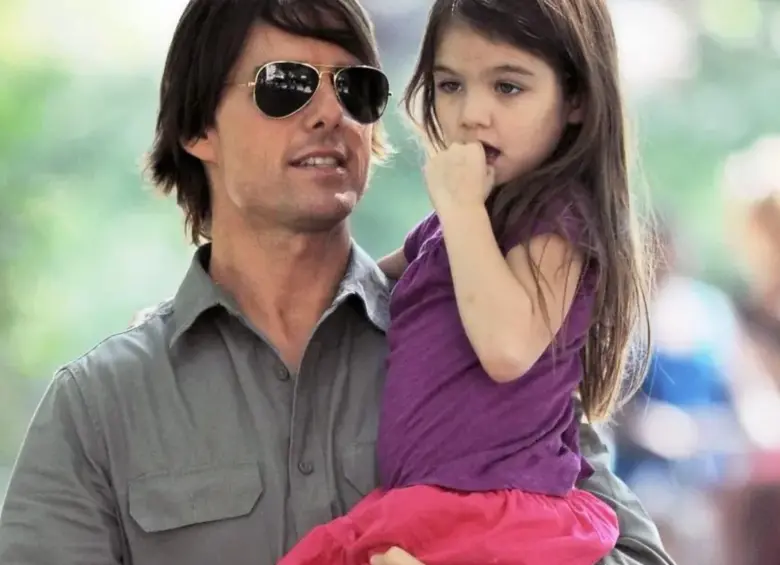 La hija de Tom Cruise cambió legalmente su apellido y dejó de usar el de su padre. En la imagen, el actor junto a Suri cuando era niña. Foto: Redes sociales. 