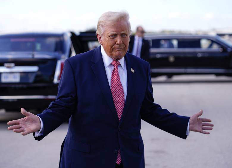 Donald Trump dio regalos en efectivo a tres funcionarias, pese a que habría prohibiciones de la ley federal sobre este tipo de pagos. Foto: Nathan Howard/Getty Images