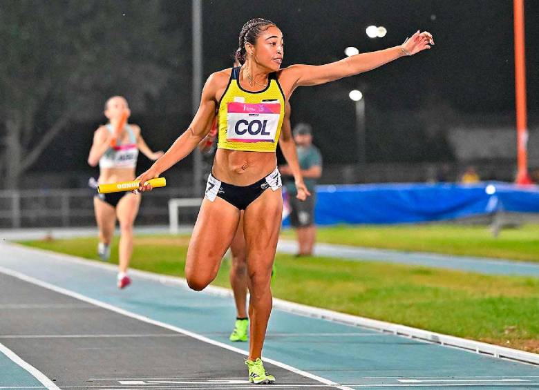Lina Licona protagonizó un espectacular remate en el relevo 4x400 metros y le dio a Colombia una de sus ocho medallas de oro en el atletismo de los Juegos Suramericanos. FOTO JUEGOS ODESUR