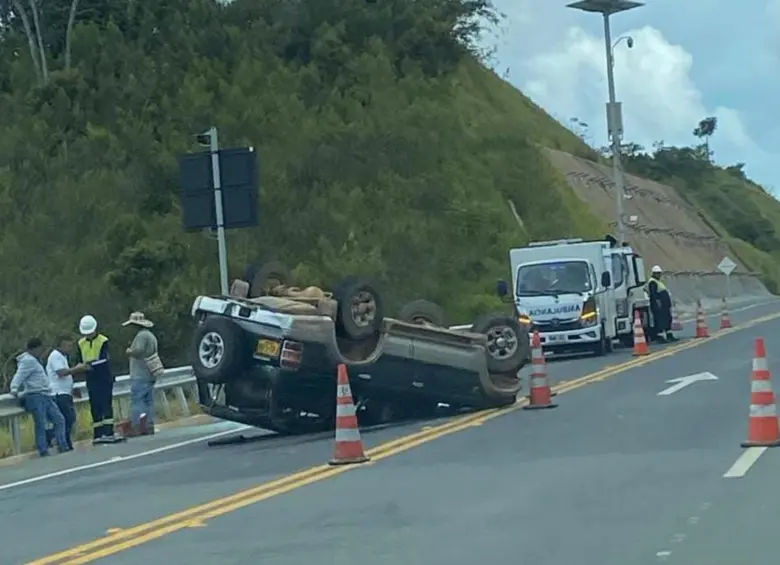 Así quedó la camioneta accidentada en la nueva vía del Nordeste. FOTO: imagen tomada de redes