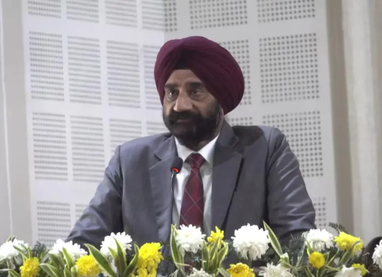 El Juez Jasgurpreet Singh Puri habló sobre los peligros de la mala caligrafía en los médicos en India. FOTO: Captura video Tribunal Superior de Punjab y Haryana