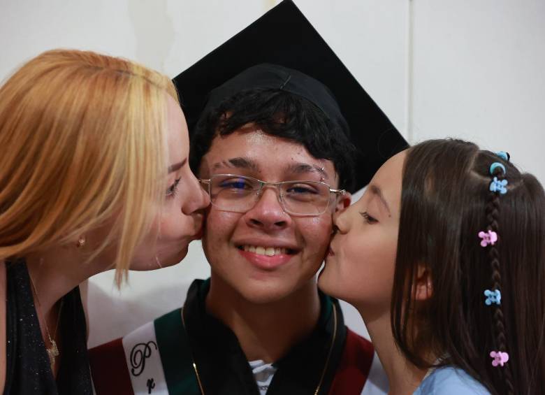 Jhonny junto a su madre y hermana en la graduación. FOTO: Manuel Saldarriaga