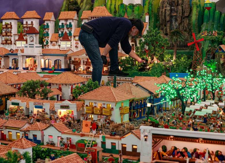 En la foto, el arquitecto Betancur Merino ultimando detalles para la apertura del pesebre. FOTO Manuel Saldarriaga.