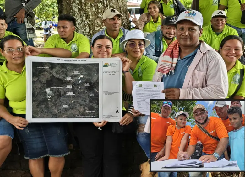Algunos de los beneficiarios con la entrega de los lotes recuperados. FOTO: Cortesía