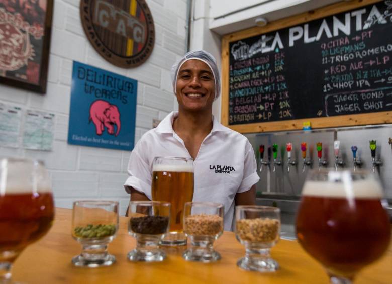 La cerveza debe servirse, preferiblemente, en vaso o copa, para permitir que se libere gas y se forme la espuma. Foto: Julio César Herrera