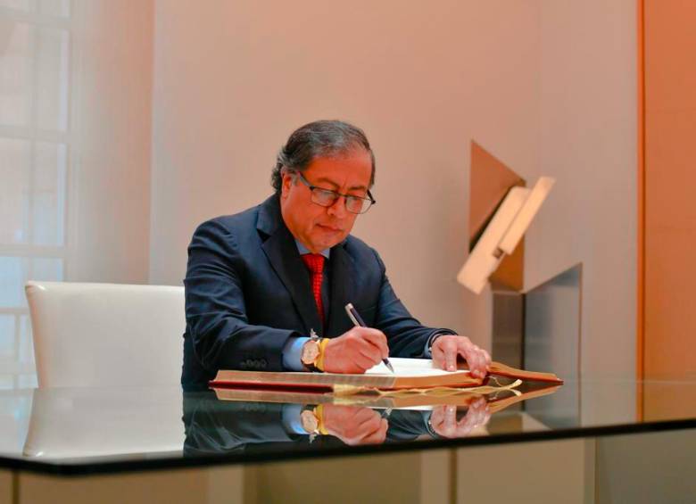 El presidente Gustavo Petro se ha dedicado a atacar a los medios que critican su gestión o que hacen denuncias que golpean a su Gobierno. FOTO Colprensa