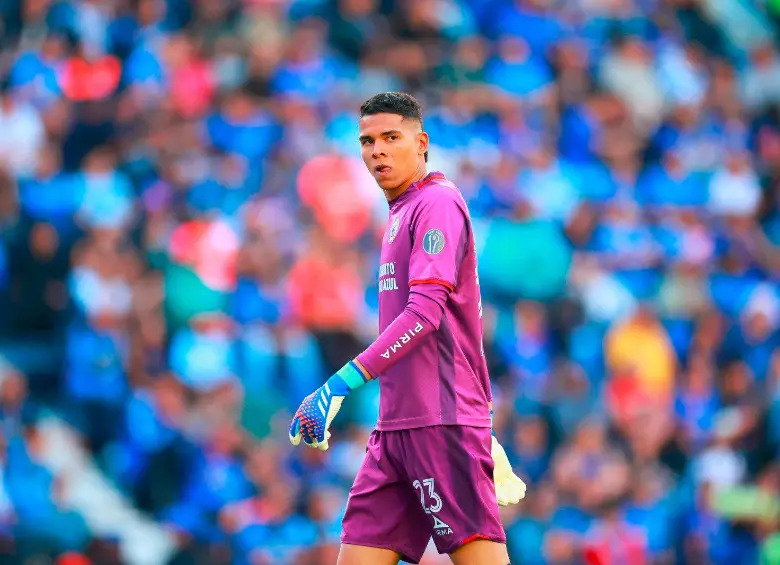 Kevin Mier es el portero del Cruz Azul de México y, aunque también se ha equivocado, se ha mantenido como el portero titular. FOTO CORTESÍA CRUZ AZUL