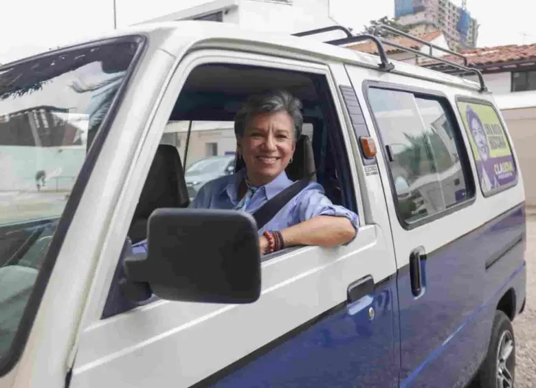 Claudia López en “Filomena”, el vehículo eléctrico en el que pretende recorrer diferentes regiones del país. Foto: Cortesía.