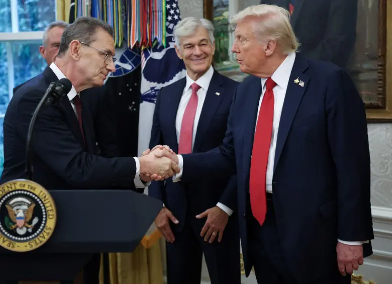 El director ejecutivo de Pfizer, Albert Bourla, cierra un pacto con Donald Trump para reducir los precios de los medicamentos. FOTO: Getty