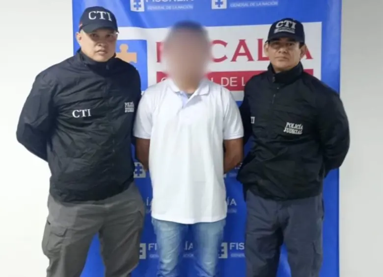 Ricardo González, de 23 años, cuando se entregó a las autoridades oficializando su detención. FOTO: Cortesía Fiscalía General de la Nación