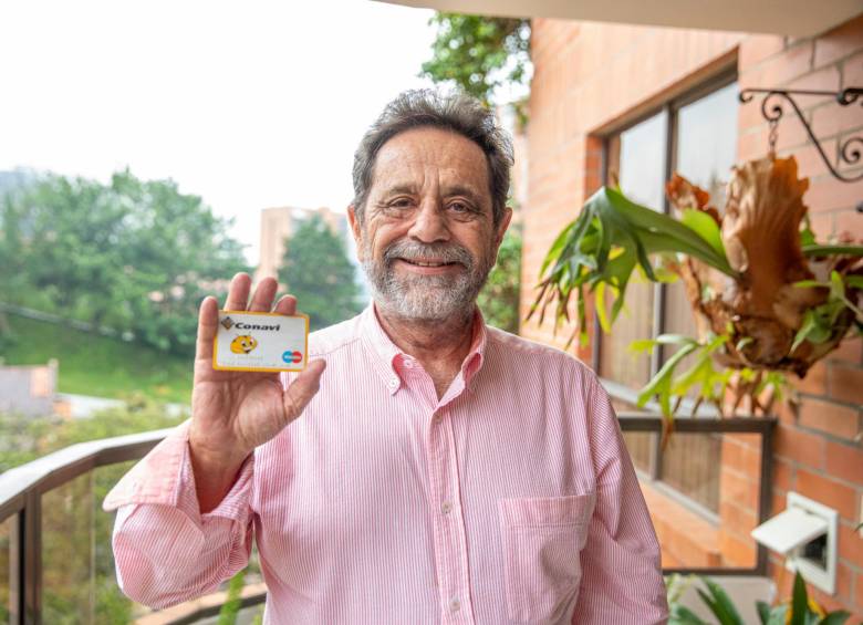 Jorge Iván Toro exhibe su tarjeta y cuenta cómo trajo los cajeros electrónicos al país. FOTO carlos velásquez