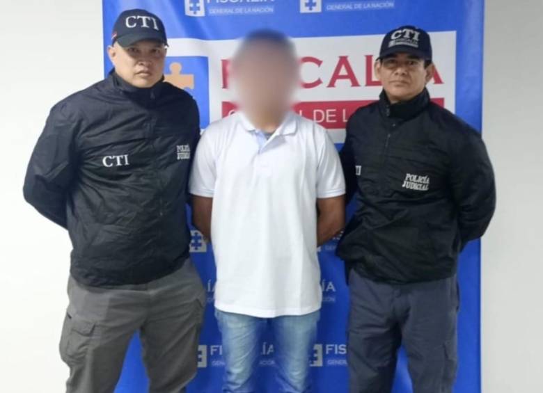 Ricardo González, de 23 años, cuando se entregó a las autoridades oficializando su detención. FOTO: Cortesía Fiscalía General de la Nación