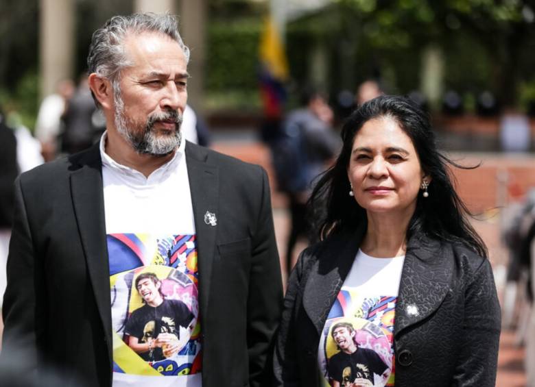 Gustavo Arley Trejos y Liliana Lizarazo Flórez, padres del joven grafitero. FOTO: COLPRENSA 